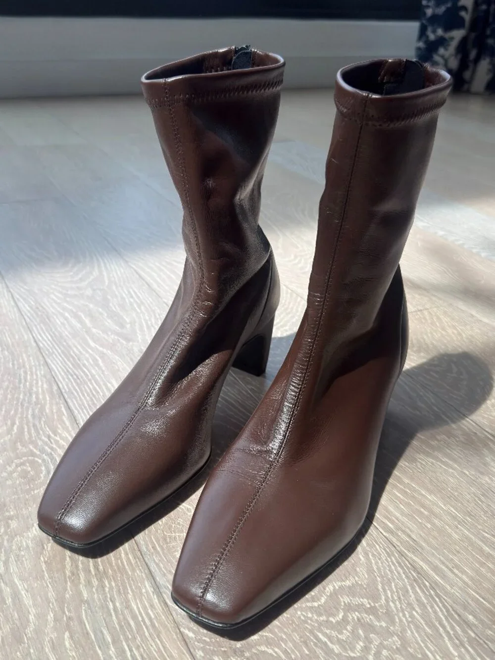 ESSEN 'The Glove Boot' in Vegan Leather - Picture 1 of 6
